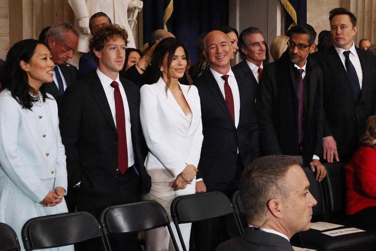 Na dan inavguracije Donalda Trumpa so v prvih vrstah sedeli tehnološki milijarderji. Elon Musk, Jeff Bezos, Mark Zuckerberg, Bill Gates, najbogatejši Zemljani, ki se zavedajo, da je pri Trumpu še bolj kot pri običajnih politikih, ki jih zasuvajo z donacijami, pomembno, da si na njegovi dobri strani. | Foto: Guliverimage