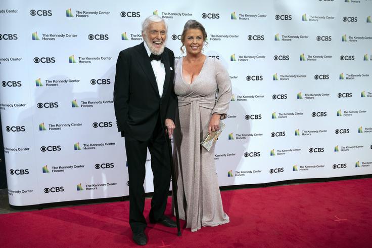 Dick van Dyke z ženo Arlene Silver leta 2021 | Foto: Guliverimage