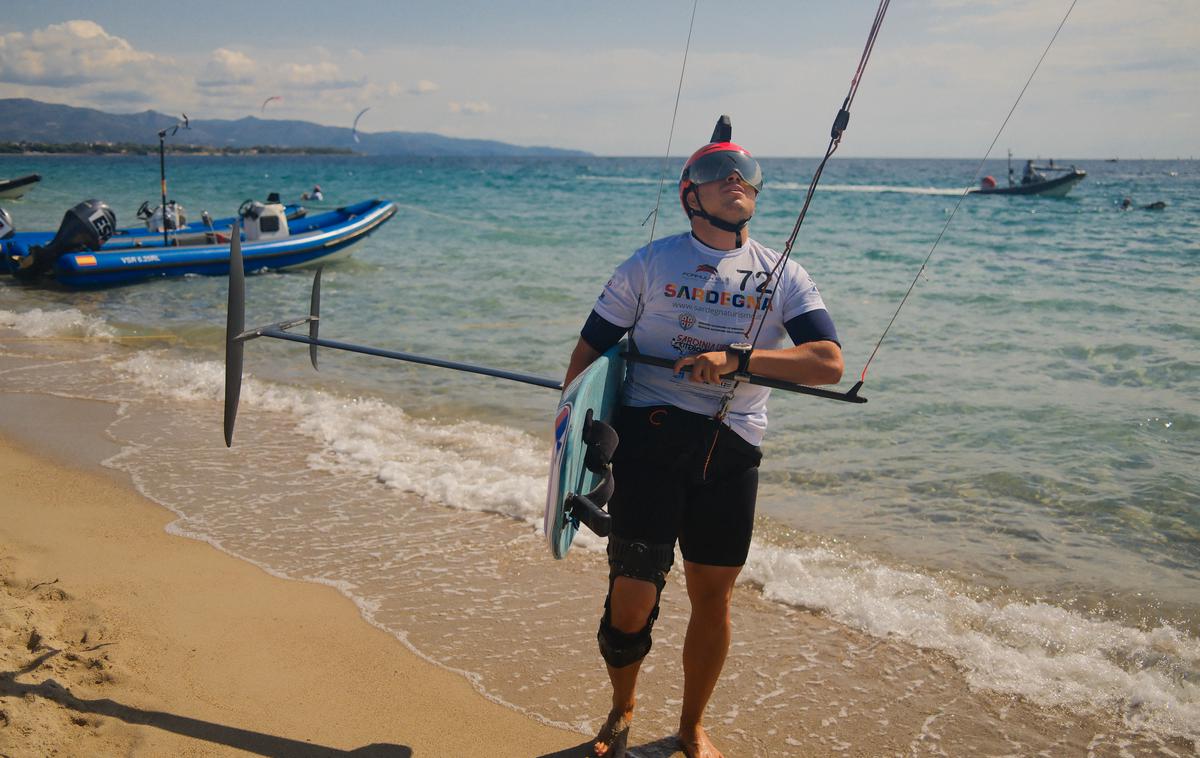 Toni Vodišek | Toni Vodišek po drugem dnevu v jadralnem razredu formula kite na svetovnem prvenstvu v Cagliariju še naprej drži četrto mesto. | Foto Alan Bučar Vukšić
