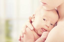 Zakaj je stik z materjo v prvi uri po rojstvu za otroka pomemben?