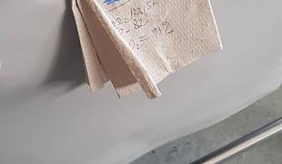 Podatke o bolniku v UKC Maribor izpisali kar na papirnato brisačko #foto