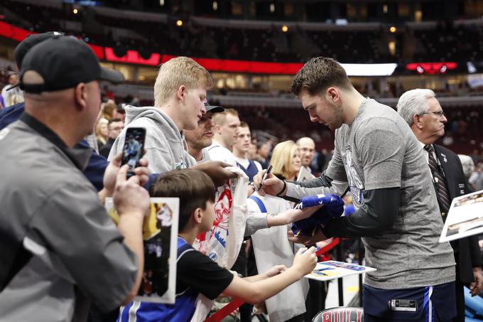 Dončić je že po dveh letih postal eden najbolj priljubljenih košarkarjev v ligi NBA. V prejšnji sezoni je na lestvici najbolj prodajanih dresov Dallasova številka 77 pristala na drugem mestu. | Foto: Reuters