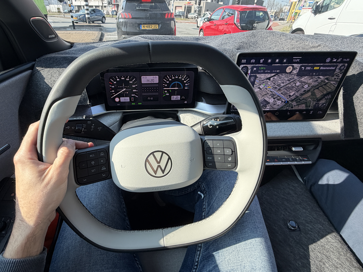 Odlična ergonomija, čeprav ni obvolanskih ročic za nastavitev zavorne rekuperacije. Zato pa dobri gumbi na volanu in tudi pod sredinskim zaslonom. | Foto: Gregor Pavšič