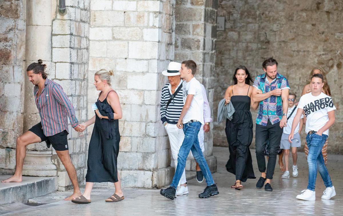 Stewart | Liam Stewart in Nicole Artukovich (skrajno levo) sta že leta 2020 v družbi Roda Stewarta dopustovala v Dubrovniku. | Foto Grgo Jelavic/PIXSELL