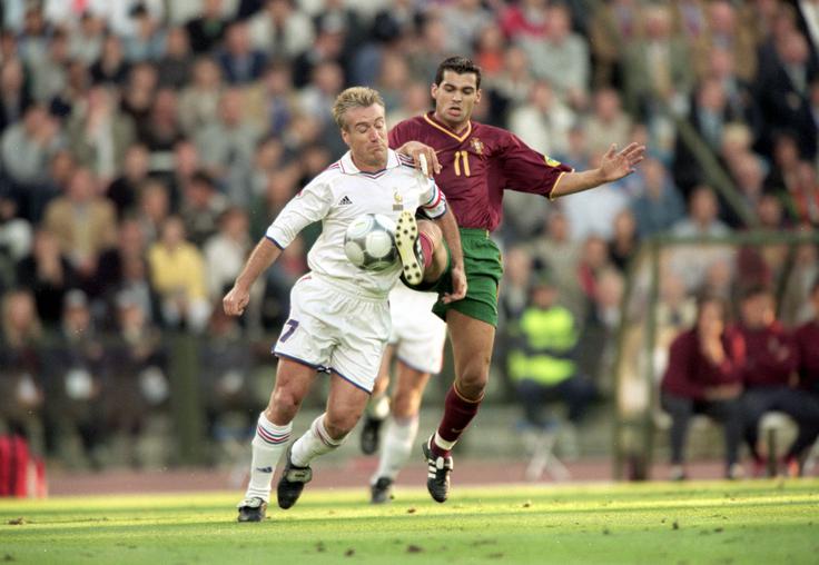 Na omenjenem polfinalu je Didier Deschamps odigral stoto tekmo za Francijo. V 19. minuti se ni izkazal, saj mu je Sergio Conceicao ukradel žogo in začel akcijo za portugalski zadetek. | Foto: Guliverimage/Getty Images