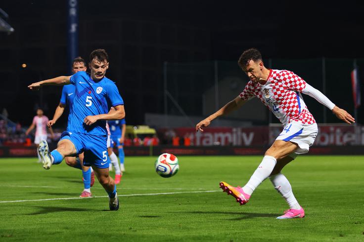 Ivan Perišić je v nedeljo pomagal Hrvaški do zmage nad Slovenijo v Varaždinu (2:1). Prispeval je podajo za zadetek Luke Modrića. | Foto: Reuters