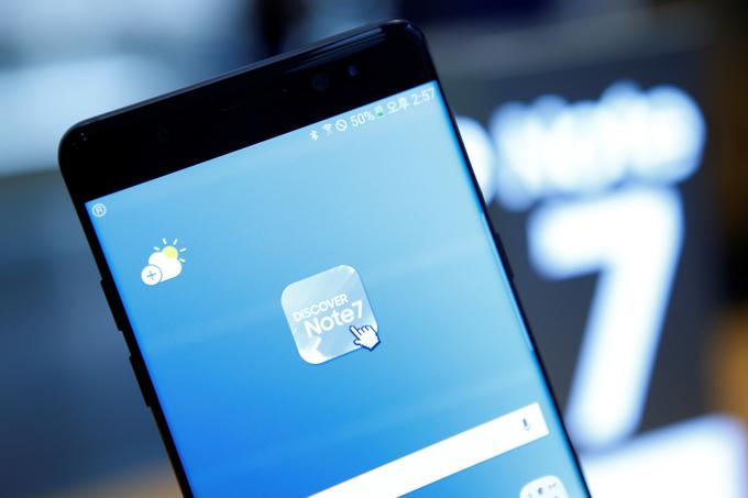 Galaxy Note 7 je obljubljal, da bo postal najzmogljivejši pametni mobilni telefon, a so ga nadležni in še nepojasnjeni (čeprav redki) primeri nezanesljivih in samovžigajočih se akumulatorjev dokončno pospravili s trga. | Foto: Reuters