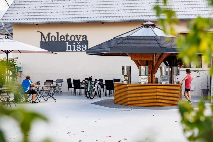 Moletova hiša in fontana, Dolenjska | Foto: Razvojni center Novo mesto