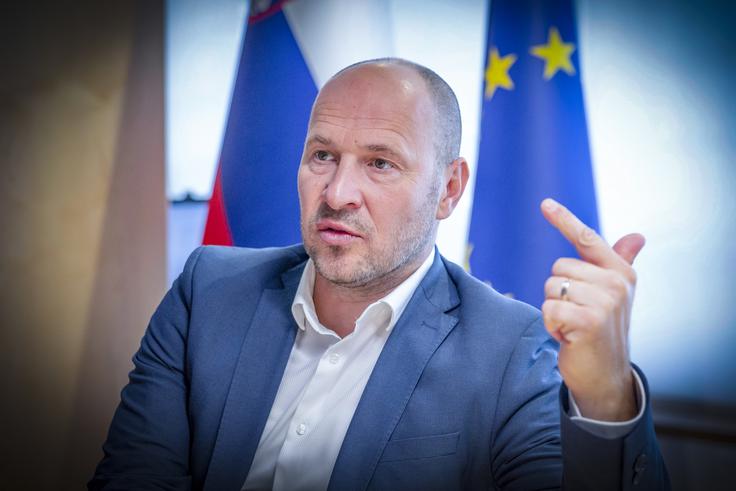 "Vsak dan preverjam in apeliram, naj se dela izvajajo v čim širšem obsegu, seveda v skladu z okoljevarstvenim dovoljenjem. Vseh del ponoči ni mogoče opravljati. V Sloveniji imamo številne omejitve, za katere pa sem prepričan, da jih bomo lahko zelo hitro odpravili." | Foto: Ana Kovač