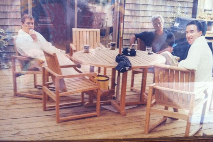 Jeffrey Epstein, princ Andrew | Fotografija naj bi bila posneta na otoku Martha's Vineyard v Massachusettsu med letoma 1999 in 2000.  | Foto Profimedia