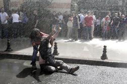 V Istanbulu in Ankari nad protestnike s solzivcem (FOTO in VIDEO)