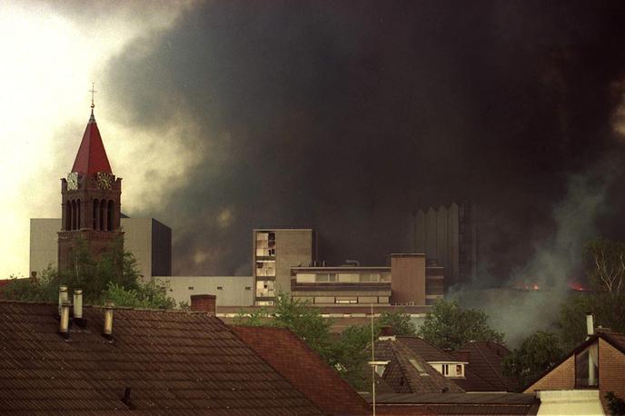 Enschede | Enschede je bil tistega usodnega 13. maja zavit v gromozanski oblak toksičnega črnega dima.  | Foto Reuters