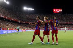 Vroča Barcelona osvojila tudi Sevillo, Raphinha zabil kar trikrat