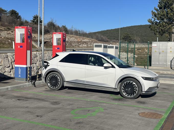 Pozimi bo treba za pridobitev spodobno visoke moči polnjenja počakati okrog 15 minut.  | Foto: Gregor Pavšič