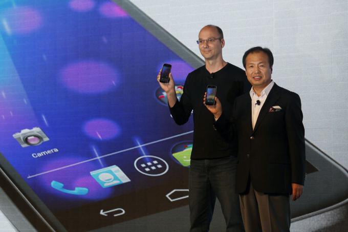Andy Rubin (levo) na predstavitvi pametnega telefona Samsung Galaxy Nexus oktobra 2011. Šlo je za prvi pametni telefon z operacijskim sistemom Android 4.0. Družbo mu dela JK Shin, prvi mož razvoja pametnih telefonov pri Samsungu.  | Foto: Reuters