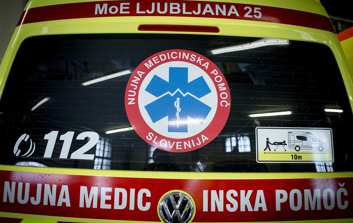 reševalec rešilec reševalno vozilo prva pomoč | Vir novega izbruha okužb še ni znan, zato o povezavi med dogodkoma v Marezigah in Ankaranu ne moremo govoriti, sporočajo z Nacionalnega inštituta za javno zdravje.  | Foto Ana Kovač