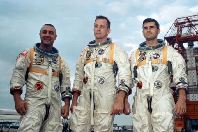 Primer takšnega tragičnega dogodka je bilo pripravljanje na misijo Apollo 1 27. januarja 1967. V vesoljski kapsuli je v električno vezje zašel košček enega od materialov, ki so jih pri delu povzročali astronavti v kabini, povzročil kratek stik in požar, ki je v vsega petih sekundah pobil celotno posadko. Na fotografiji od leve proti desni astronavti Gus Grissom, Ed White II in Roger Chaffe, ki so umrli v požaru Apolla 1.  | Foto: Reuters