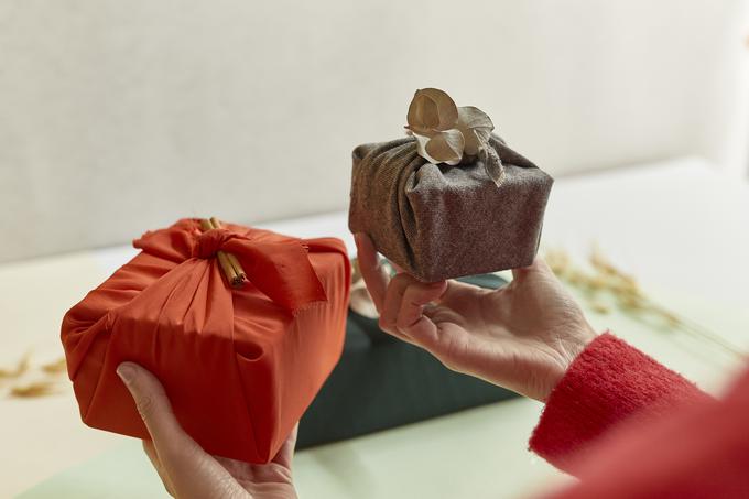 Za zavijanje daril vam ni treba kupovati okrasnega papirja. Zakaj jih ne bi letos zavili v tekstil, ki bi ga sicer zavrgli? | Foto: Getty Images