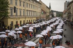 V središču dogajanja: plešoči maturanti zasedli ljubljansko ulico (foto in video) 