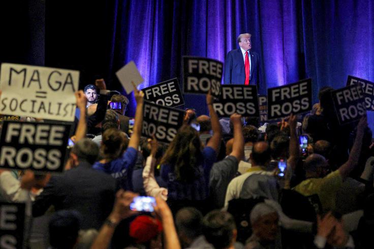 Donald Trump na kongresu libertarne stranke maja lani, kjer so ga številni prisotni s transparenti pozivali, naj osvobodi Rossa Ulbrichta.  | Foto: Reuters