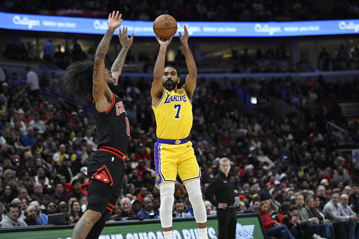 Gabe Vincent je s trojko v zadnji sekundi prvega polčasa poskrbel za prvo vodstvo LA Lakers. | Foto: Guliverimage