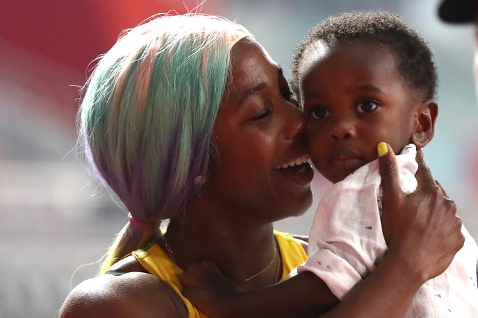 Shelly-Ann Fraser-Pryce | Shelly-Ann Fraser-Pryce je z največjih atletskih tekmovanj prinesla že kar 17 medalj, pa čeprav se je vmes odločila za materinstvo (na fotografiji s sinom Zyonom). | Foto Getty Images