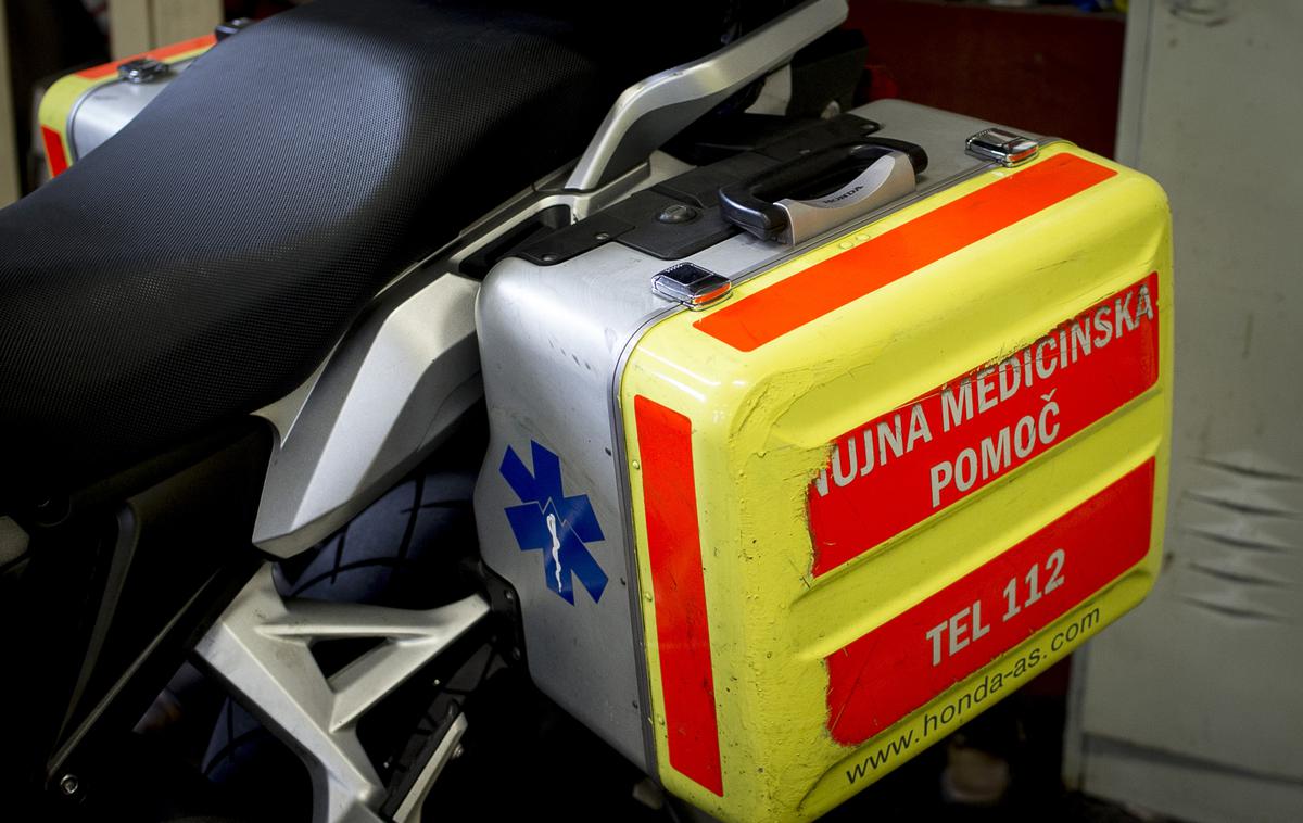 reševalec rešilec reševalno vozilo prva pomoč | Motorista so oživljali, a so bile poškodbe prehude.  | Foto Ana Kovač