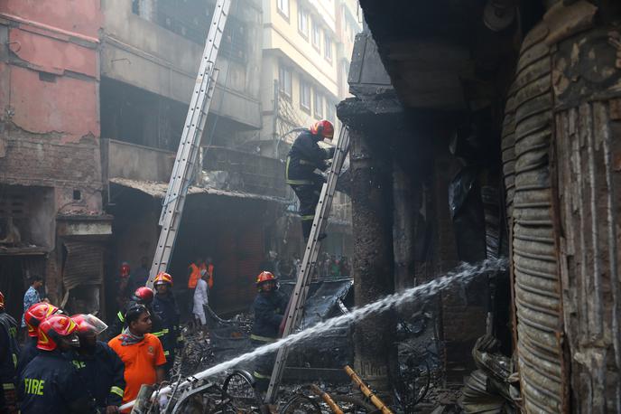 Daka požar Bangladeš |  Z ognjenimi zublji se je več kot 200 gasilcev, ki jim je primanjkovalo vode, borilo kar 15 ur. | Foto Reuters