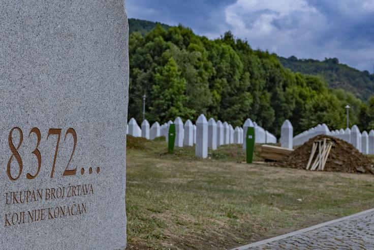 Po današnji slovesnosti v Potočarih bo v spominskem centru skupaj pokopanih 6.772 žrtev genocida. Številne še vedno pogrešajo. | Foto: Ana Kovač