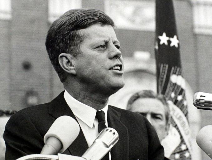 J. F. Kennedy med govorom nekaj ur pred atentatom. | Foto: Reuters