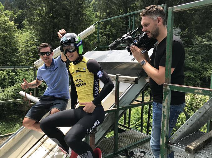 Nizozemska ekipa je Primoža Rogliča spremljala v njegovem domačem kraju. Obiskali so tudi skakalnico v Kisovcu, kjer je Roglič začel svojo skakalno pot.  | Foto: Twitter - Voranc