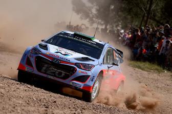 Hayden Paddon v vodstvu po polovici dneva na Sardiniji