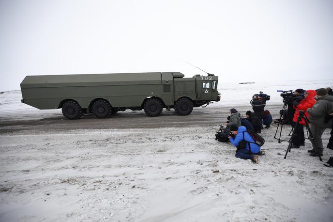Ruska vojska v Arktiki | Rusija krepi svojo vojaško prisotnost na Arktiki (na fotografiji vozilo ruske vojske), obenem pa se umika iz sporazuma o skupnem reševanju v Barentsovem morju. | Foto Guliverimage