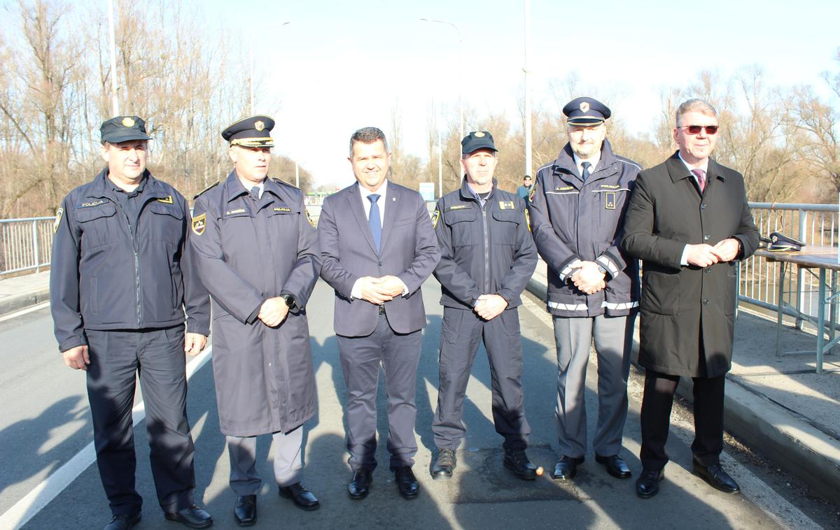 policija, Petišovci, Mura | Tradicionalno prednovoletno srečanje slovenskih in hrvaških policijskih kolegov se je sicer začelo leta 1993. Povod za to je bil dogodek, ko sta se leta 1992 na mostu čez Muro v Petišovcih tik pred novim letom srečala obmejna policista Hrvaške in Slovenije. | Foto PU Murska Sobota