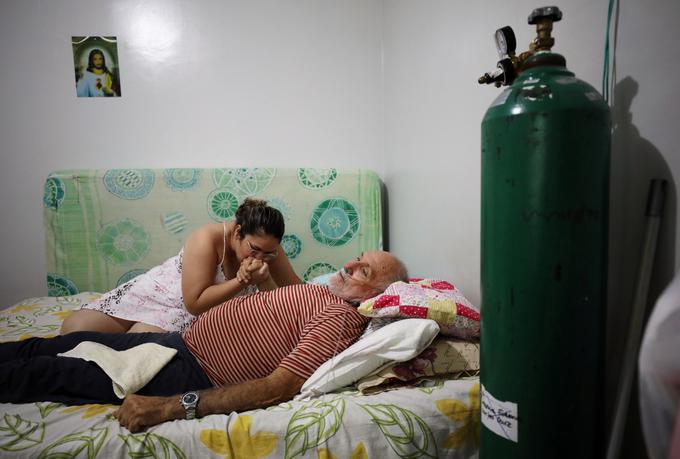 Ker v bolnišnicah ni več prostih postelj, se nekateri bolniki s covid-19 zdravijo kar doma. | Foto: Reuters