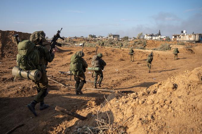 Izraelske enote so danes znova streljale na stražni stolp Unifila in pri tem ranile dva pripadnika Unifil iz Šrilanke.  | Foto: Reuters