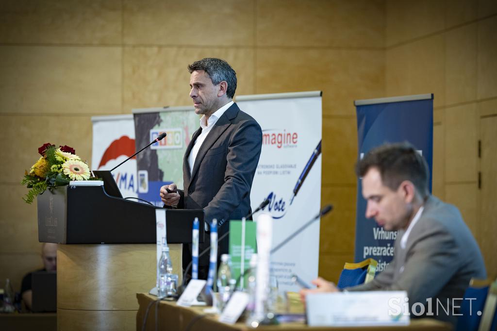 Posvet Poslovanje z nepremičninami