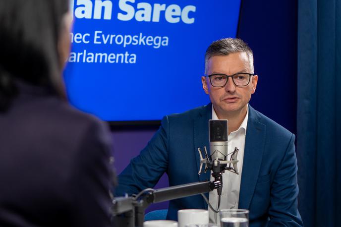 Marjan Šarec | Šarec meni, da ima vlada prav, ko poudarja potrebo po odpornosti države: "Ne gre zgolj za število pušk, ampak za splošno odpornost – politično, informacijsko, družbeno. Tudi to je varnost." Ob tem opozori še na pogosto spregledan vidik: "V varnostno-obrambnem sistemu in sistemu zaščite in reševanja moraš vlagati takrat, ko je mirno. Takrat pa ljudje tega ne razumejo – ko pa pride do krize, so prav ti isti ljudje prvi, ki očitajo, zakaj ni bilo narejenega dovolj." | Foto Liam Toni Šironjič