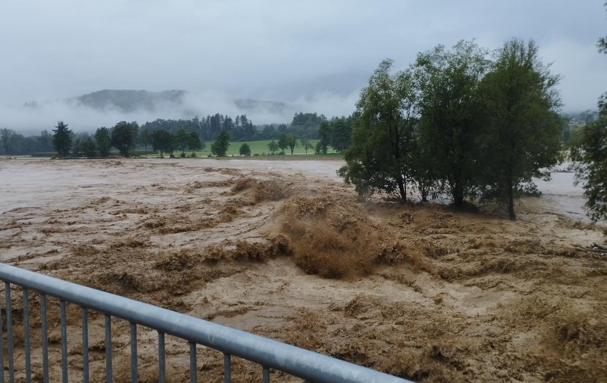 Ljubno poplave tovornjak | Gospodarsko ministrstvo je za avgustovske poplave podjetjem do zdaj izplačalo skupno 68,18 milijona evrov. | Foto PGD Radmirje