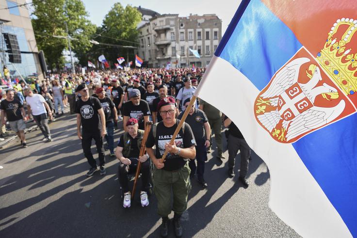 Nekateri so prepričani, da so med študentskimi protestniki proti Vučićevi oblasti vse bolj krepijo velikosrbski nacionalisti in da bodo "ugrabili" te proteste. Spet drugi trdijo, da je koalicija proti Vučiću zelo široka in da so v njej tudi nacionalisti, ki pa nasprotujejo avtoritarni oblasti. Na fotografiji: srbski vojni veterani na vidovdanskem študentskem shodu 28. junija letos. | Foto: Guliverimage