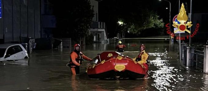 Reševalci so na varno pomagali ljudem, ki zaradi poplav niso mogli iz svojih domov. | Foto: Matic Prevc/STA