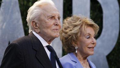 Kirk Douglas daroval ogromno vsoto denarja
