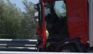 Na štajerski avtocesti trčili trije tovornjaki #video