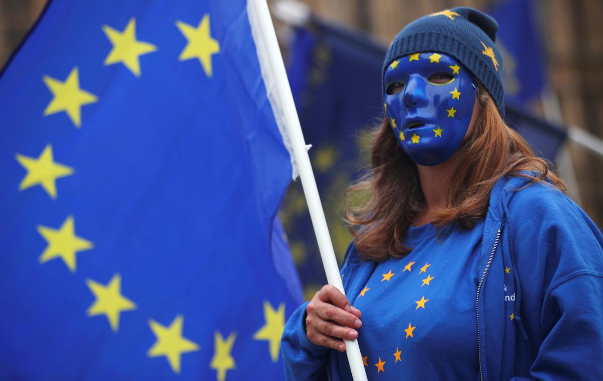 EU zastava | Evropska unija je v zadnjih letih postala zveza držav, ki imajo zelo nasprotujoča si stališča do pomembnih oziroma ideološko občutljivih vprašanj. | Foto Reuters