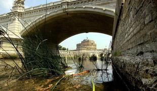 Reka v Rimu preveč umazana za turistične plovbe