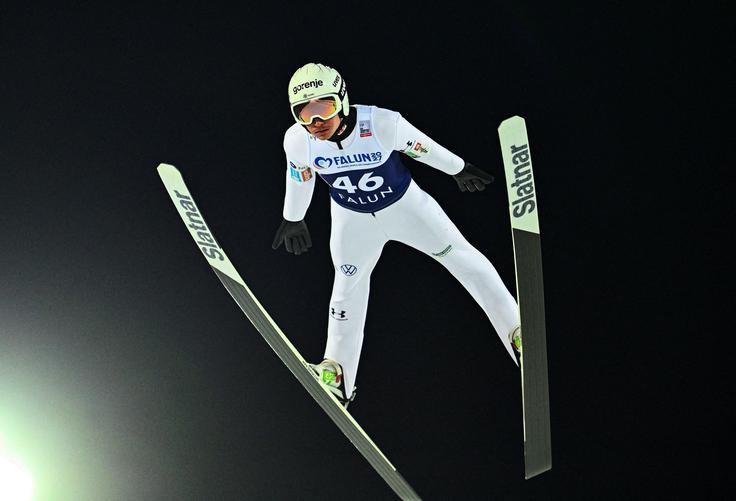 Tako Anže Lanišek v sredo kot Stefan Kraft v torek sta slavila s štartno številko 46. | Foto: Reuters