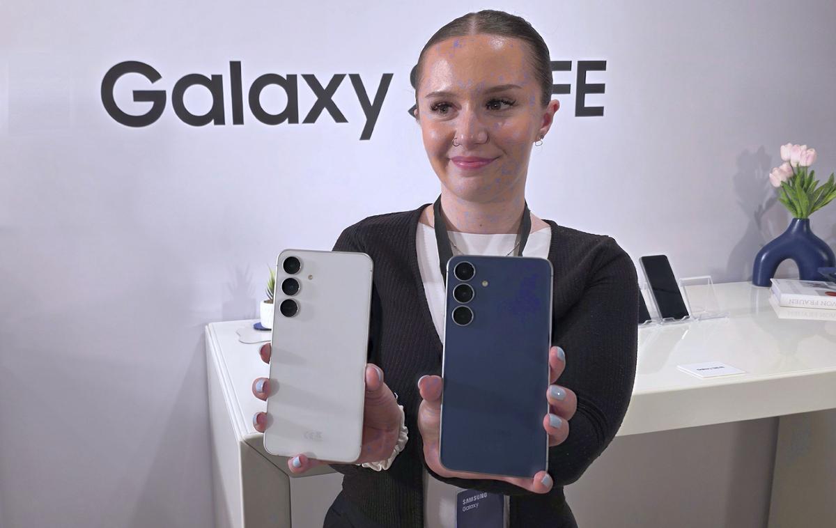 IFA 2025, Samsung Galaxy S25 FE | Ob nespornem poudarku na gospodinjskih aparatih je pozornost v Samsungovi razstavni dvorani na sejmu IFA močno plenil najnovejši Samsungov pametni telefon Samsung Galaxy S25 FE, ki s svojo cenovno dostopnejšo zasnovo ponuja najpomembnejše lastnosti in funkcionalnosti serije Galaxy S25. | Foto Srdjan Cvjetović