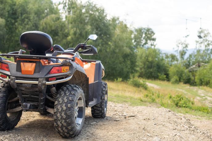 Huda nesreča s štirikolesnikom na območju Grosuplja, voznik in sopotnik se borita za življenje