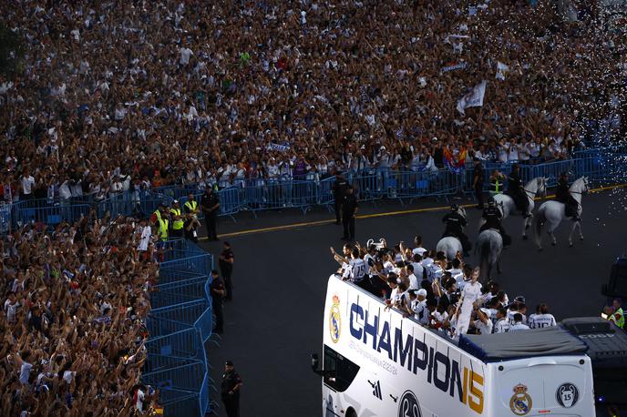 Real Madrid sprejem | Nepregledna množica je nogometaše Reala pričakala na Cibelesu. | Foto Reuters