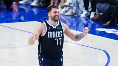 Navijači Dallas Mavericks niso obupali niti po bolečem porazu #video